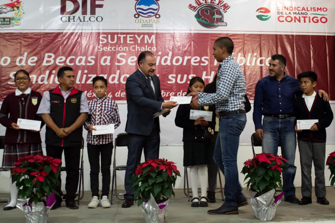 Boletín 128.-Miguel Gutiérrez entrega 177 becas a trabajadores del Gobierno de Chalco