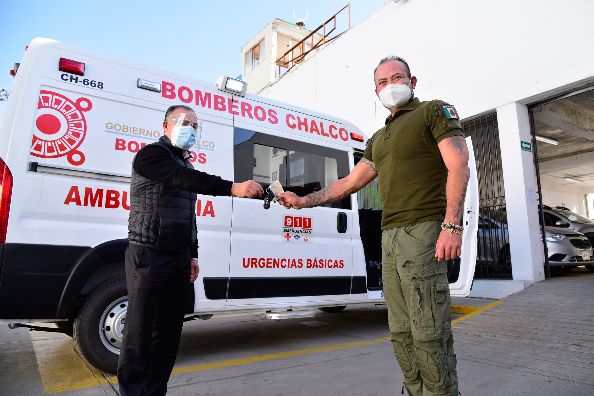 Boletín 207.- Miguel Gutiérrez entrega una ambulancia equipada para el Cuerpo de Bomberos