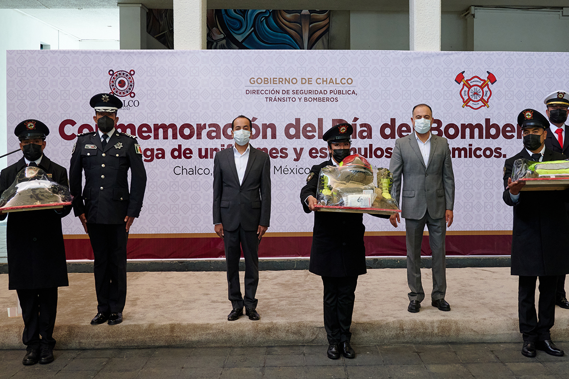 Boletín 269.-En el día de las y los bomberos, Miguel Gutiérrez entrega estímulos monetarios, uniformes y unidades a esta corporación