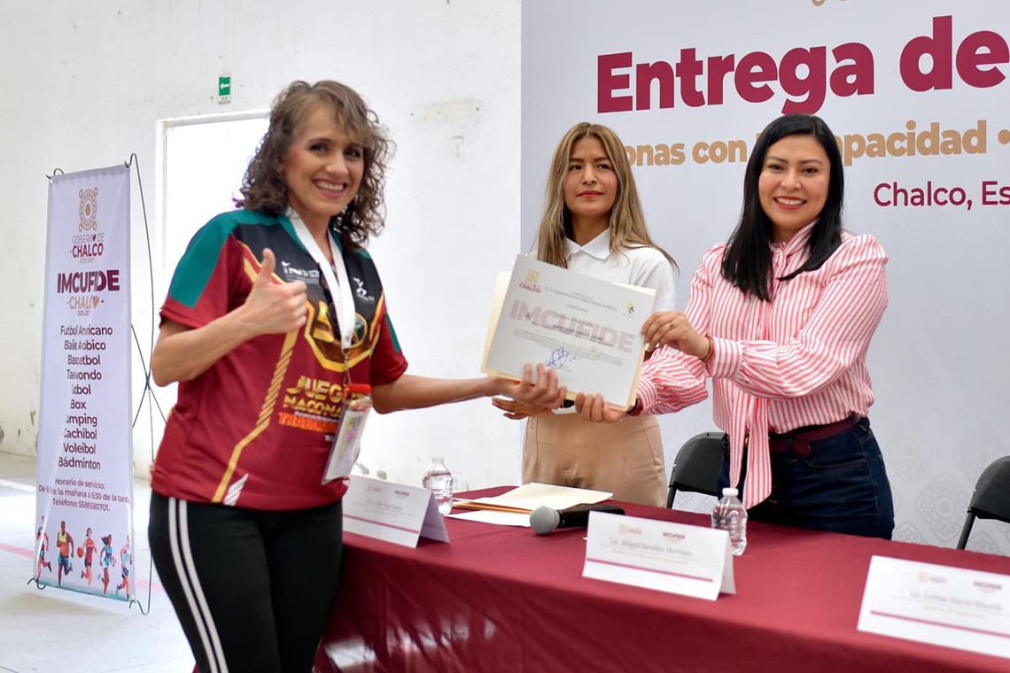 Boletín 014.- Abigail Sánchez entrega Becas de Natación