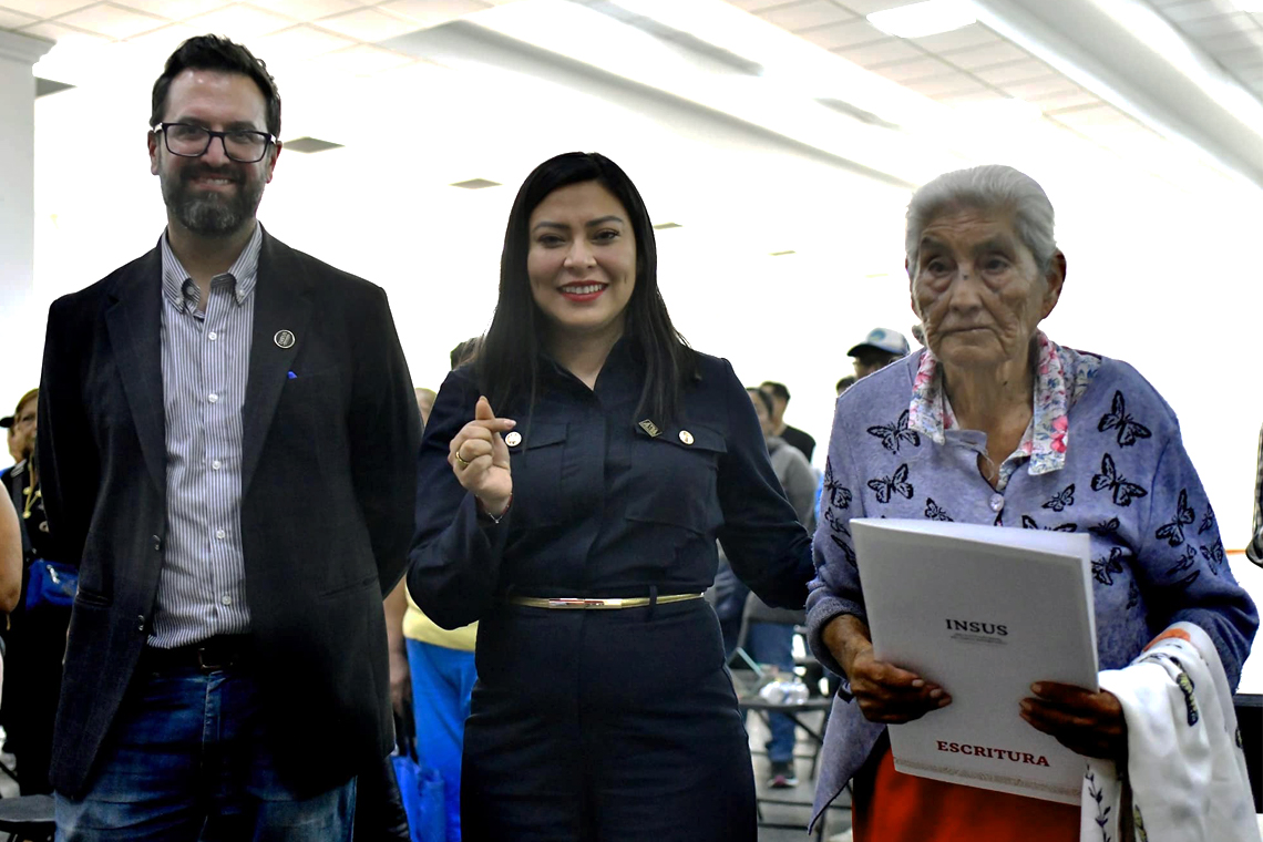 Boletín 016.- Abigail Sánchez firma Convenio con INSUS y entrega 73 Escrituras
