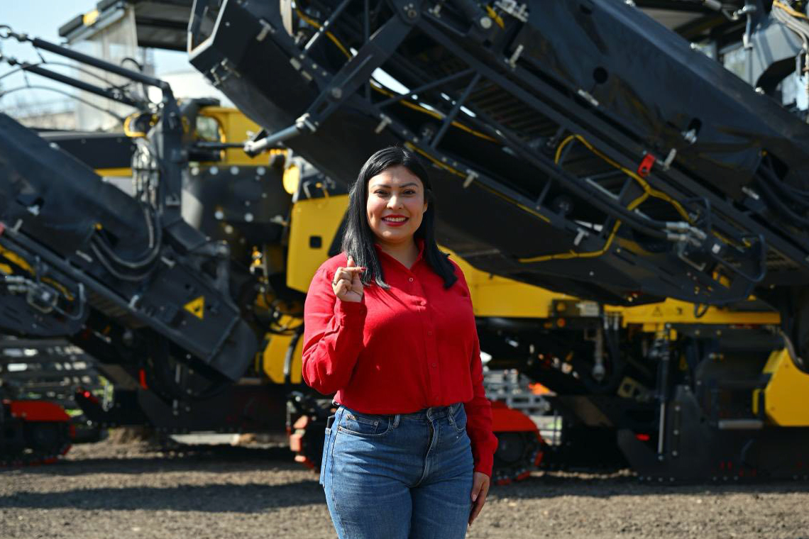 Boletín 120.- Abigail Sánchez recibe Tren de Pavimentación del Gobierno de México